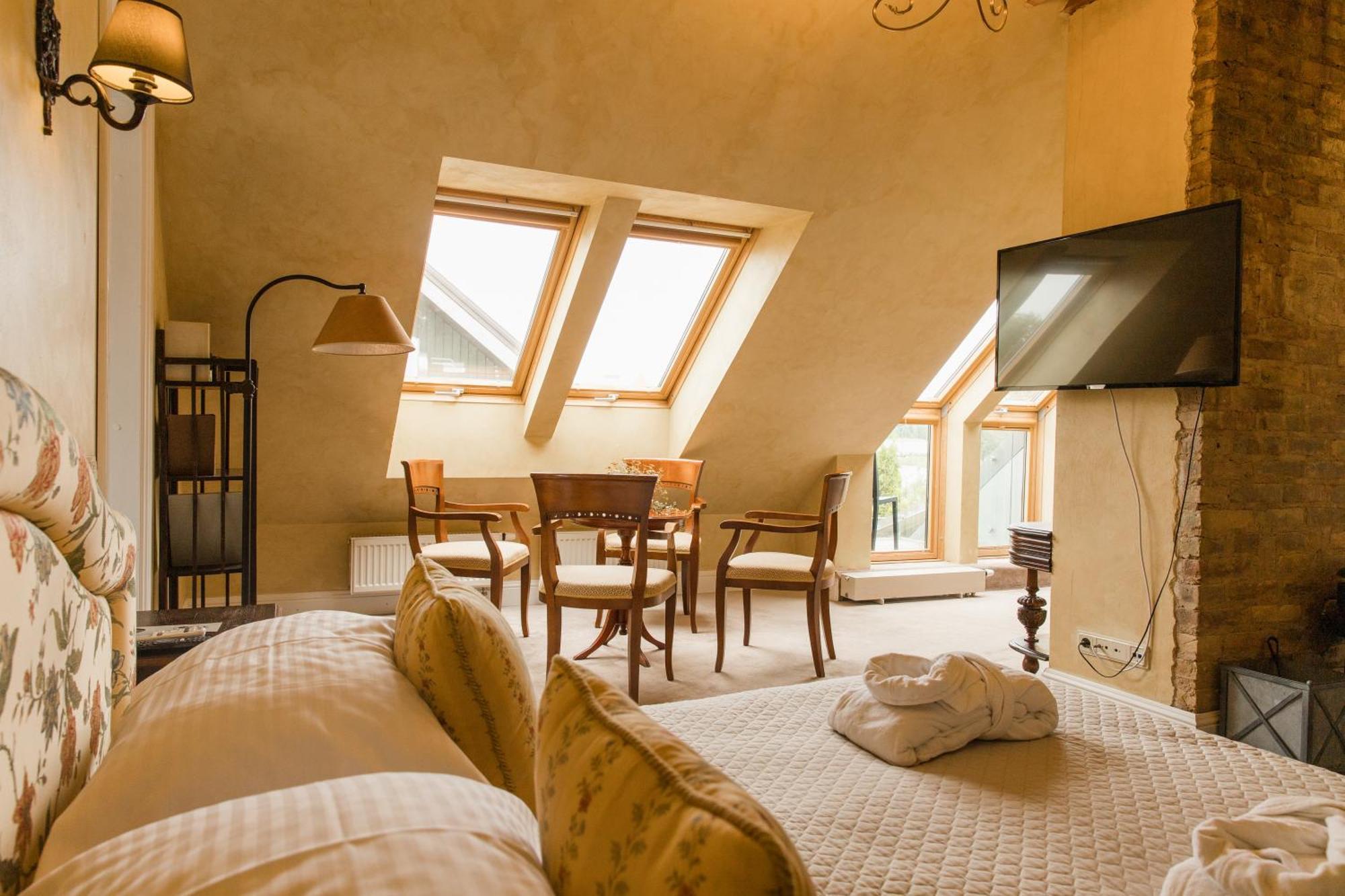 Apvalaus Stalo Klubas Gastro & Spa Hotel Trakai Exteriör bild